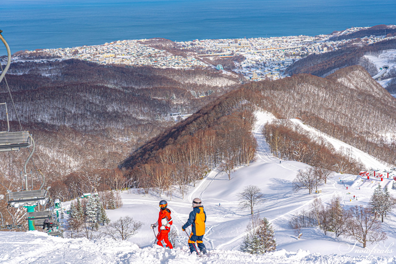 朝里川温泉スキー場　祝・積雪200cm到達。ふわふわのパウダースノーが降り積もったゲレンデを舞台に、女性スキーヤーチーム『TeamKP』成澤栞さんと秋山穂香さんが美しい滑りを披露！